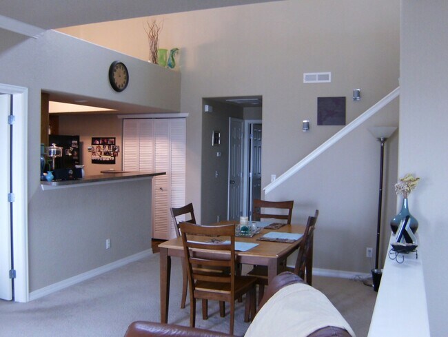 Building Photo - 2bdrm 2 bath Condo with Loft and attached ...