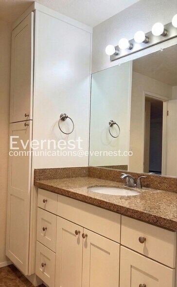 Building Photo - 1150 NE Sunset Blvd