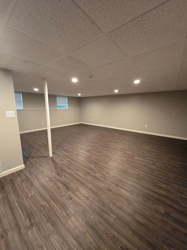 Building Photo - Nice Big 3 bedroom Home