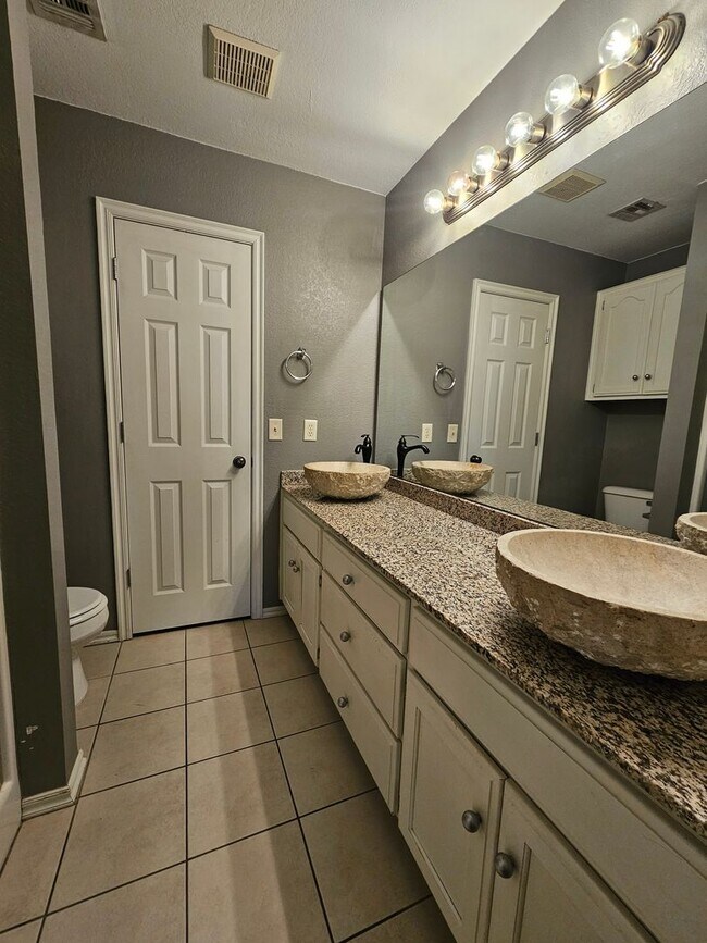 Building Photo - (3) Bed or (2)Bed + Bonus Room/(2.5) Bath ...