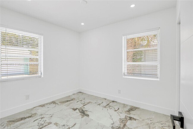 Building Photo - 809 SW 17th St