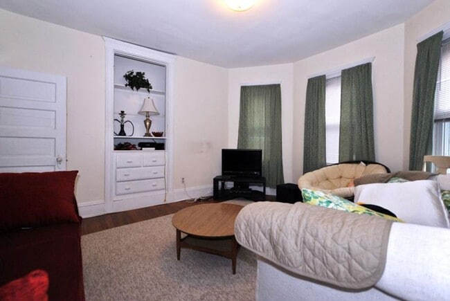 Building Photo - Huge 4 bed unit in the heart of Oak Square!