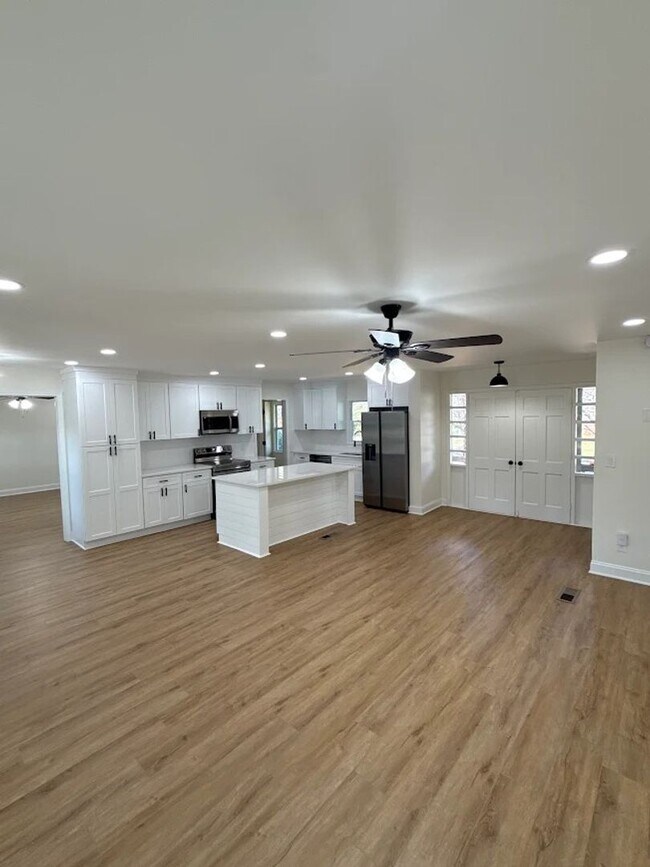 Building Photo - Spacious 4BR/3BA Retreat in Decatur