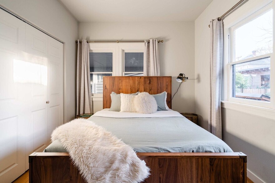 Building Photo - 3046 NE Glisan St