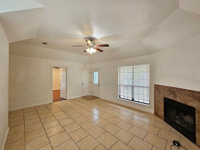 Building Photo - AVAILABLE NOW!