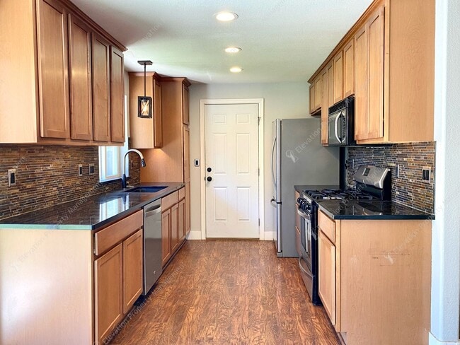 Building Photo - Charming Bend Home | Single-Story Living