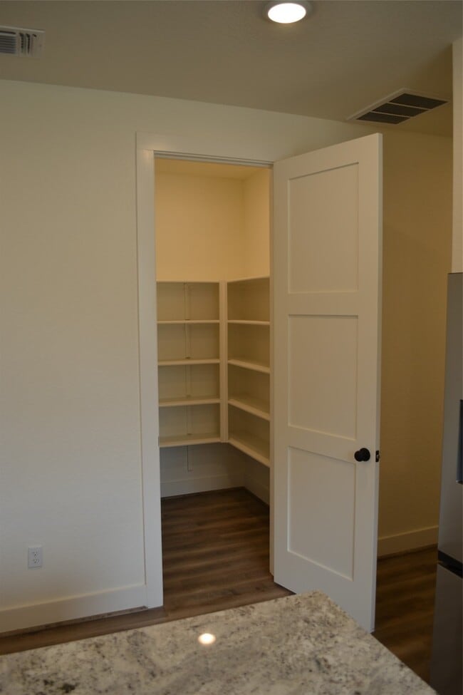 Building Photo - 729 Canyon Bend