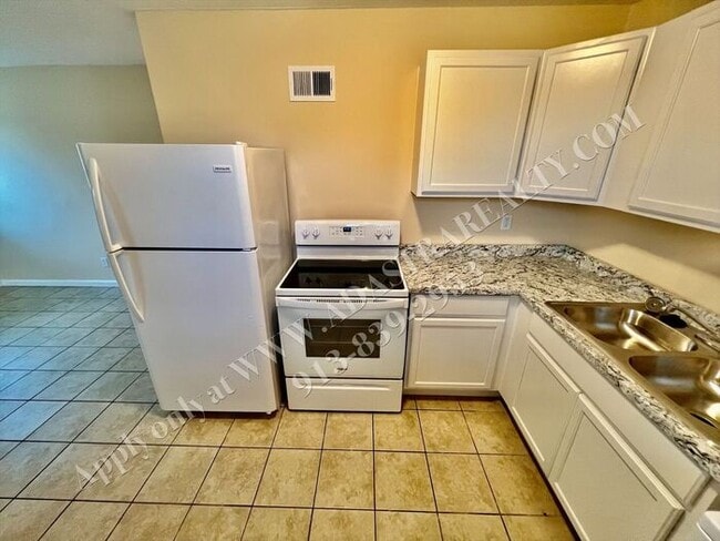 Building Photo - Like New 2 Bed 1 Bath Duplex in Grandview-...