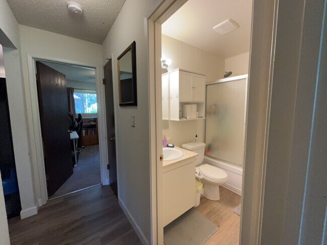 Building Photo - 2 Bedroom Condo in North Davis for September move in!