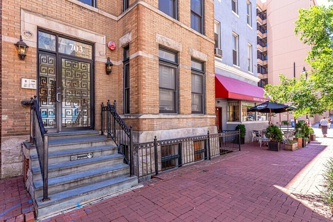 Building Photo - Boutique Two Bedroom Condo in Chinatown!