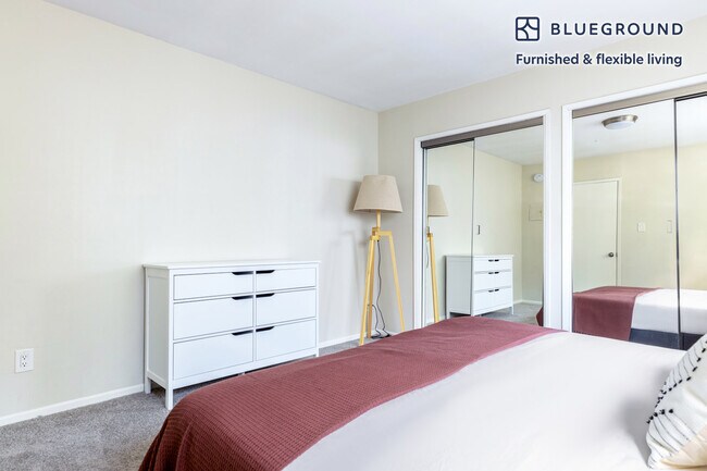 Building Photo - 311 S Doheny Dr