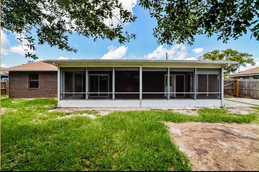 Building Photo - 884 Rayston St