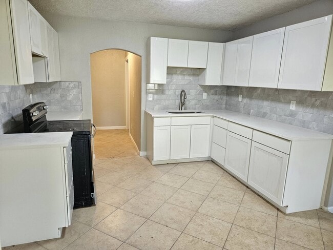 Building Photo - 1205 W Wrenway Ave