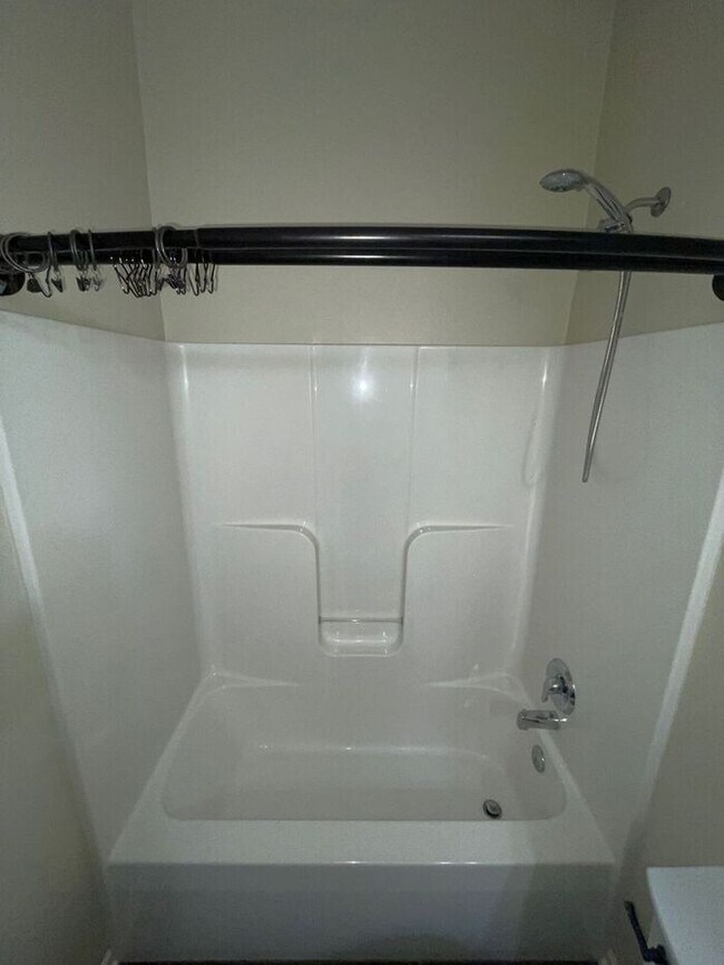 Building Photo - 5 Bedroom, 3 Bathroom California Split Sty...