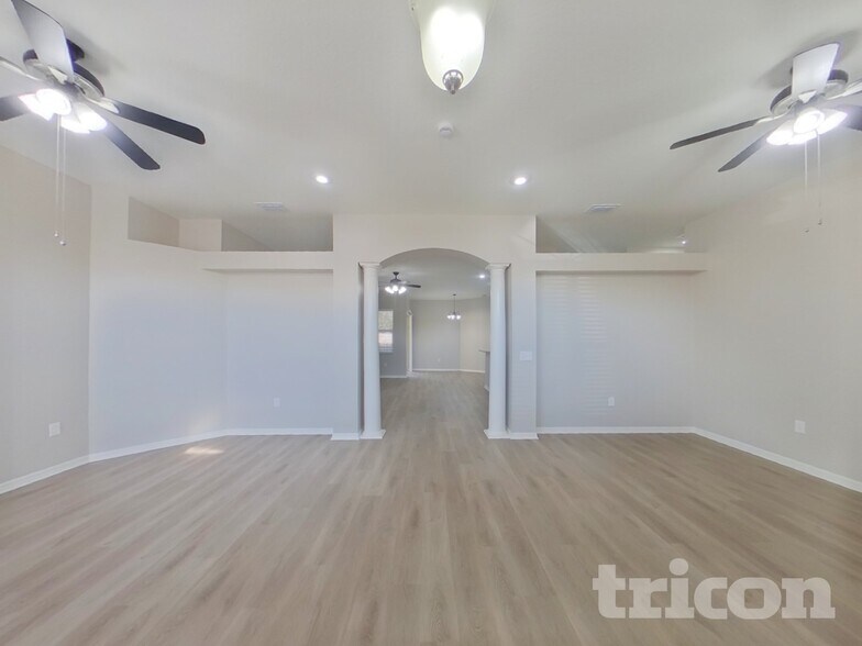 Building Photo - 1810 Cattleman Dr