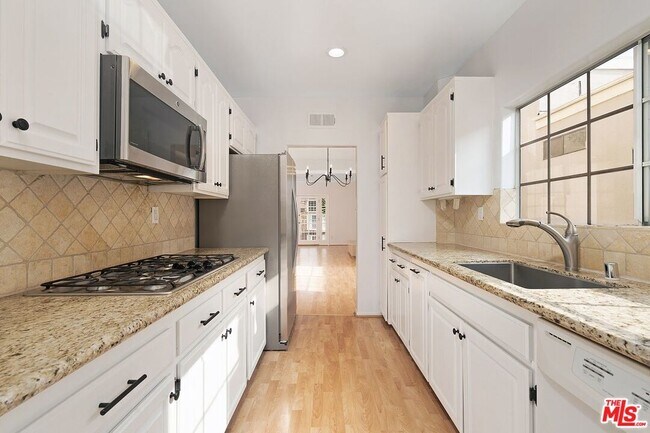 Building Photo - 2205 S Bentley Ave