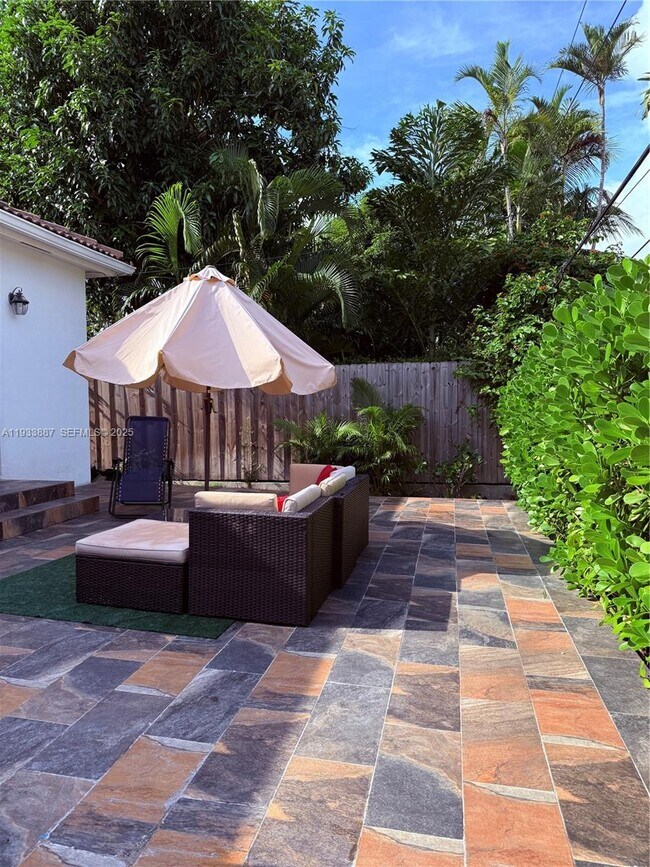 Building Photo - 1055 NE 85th St