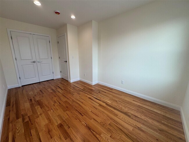 Building Photo - 102 Elm Ave