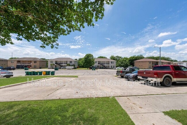 Building Photo - 518 Dukeway Dr