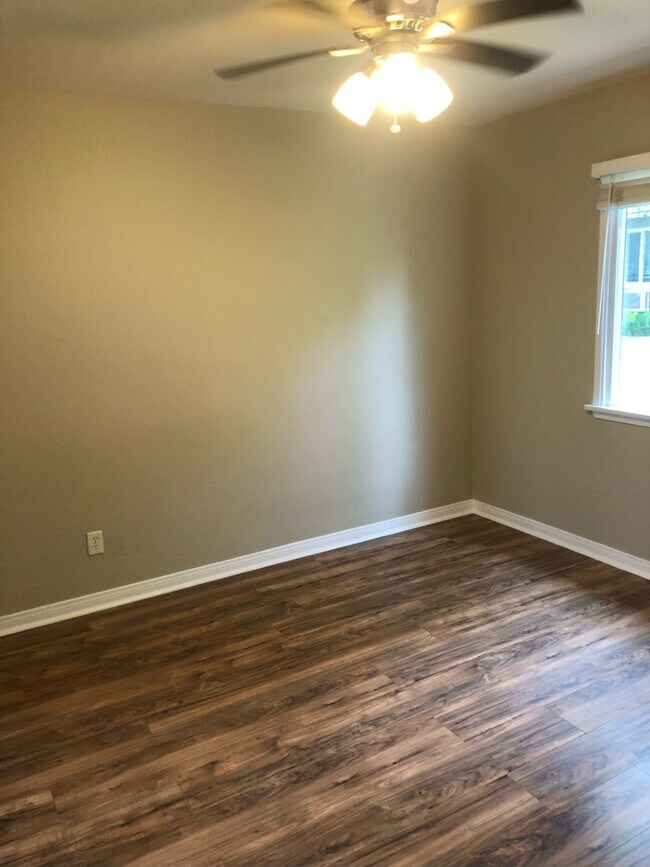 Building Photo - 1733 N Hollywood Way