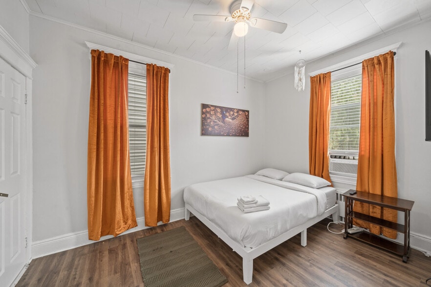 Building Photo - 84 W 42nd St