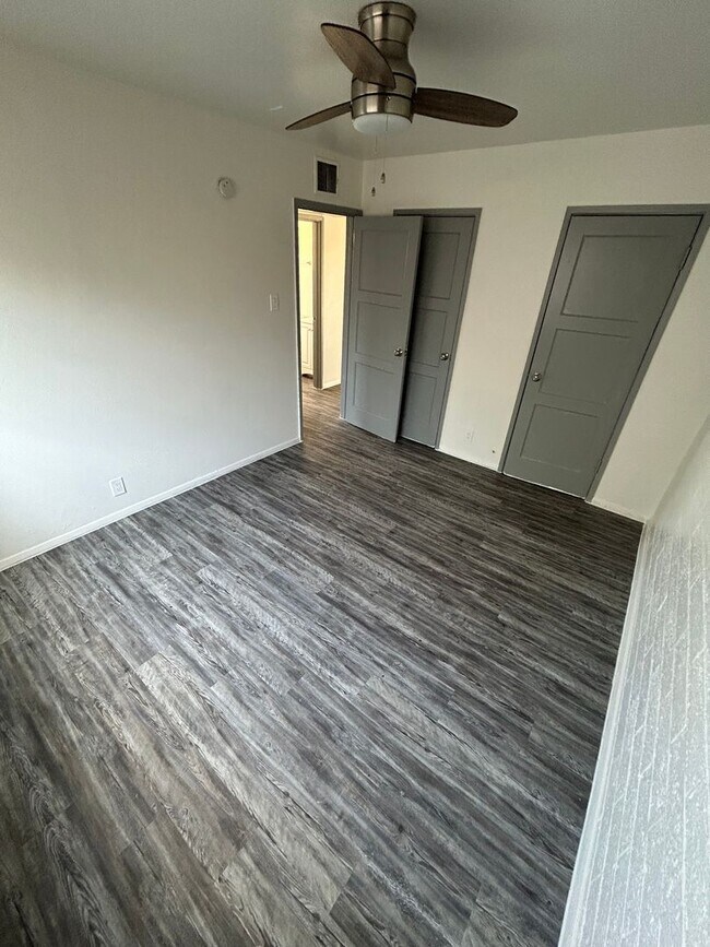 Building Photo - 2 bedroom with AC