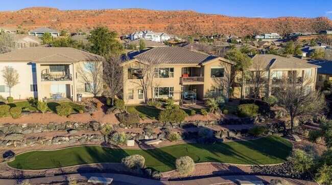 Building Photo - VIEWS AND FURNISHED