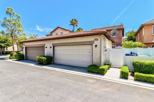 Building Photo - 2 Master Suites - 2 car garage - Townhome