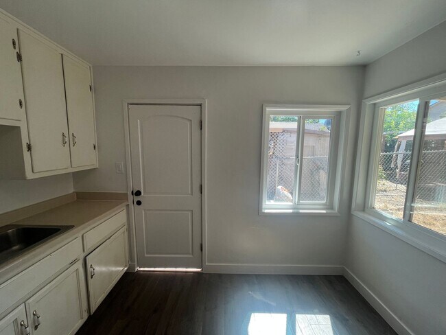 Building Photo - 406 Niles Ave