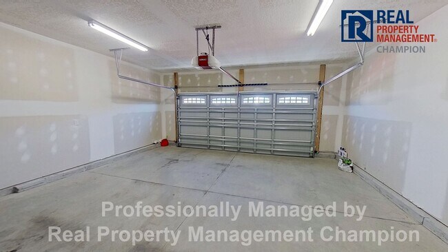 Building Photo - Spacious Home with Fenced Back Yard Convenient to Camp Lejeune