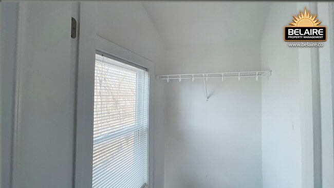 Building Photo - Cozy Country Living