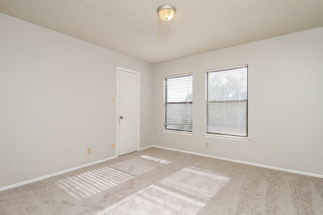 Building Photo - 6854 Park Haven