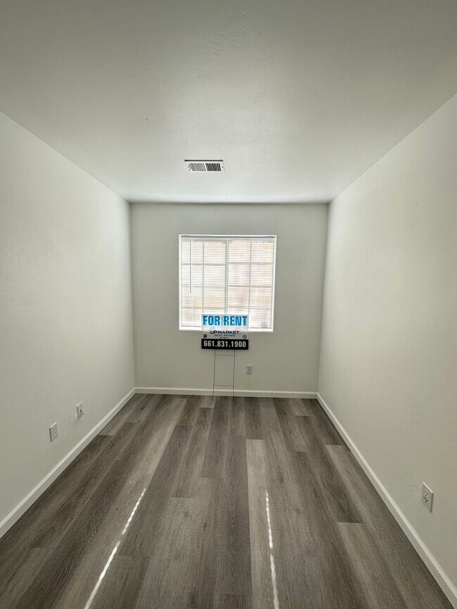 Building Photo - Cozy 3-Bedroom, 2-Bathroom Home in North Bakersfield