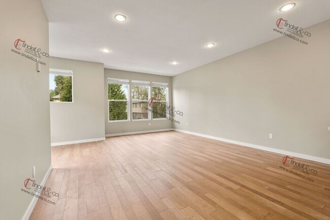 Building Photo - Modern & Spacious 3-Level Townhome with Lu...