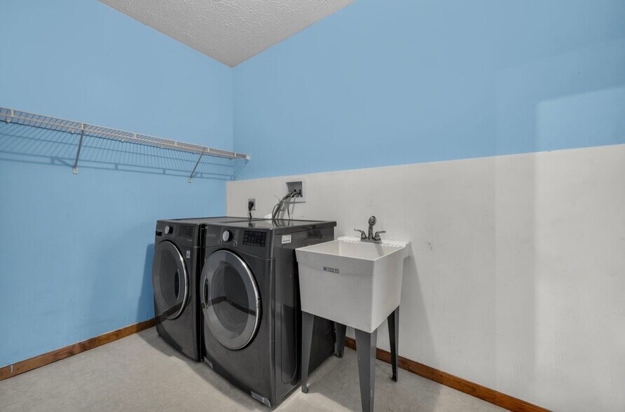Building Photo - 4335 Shandon Dr