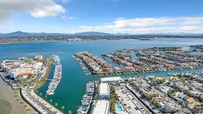 Building Photo - Stunning Condo on the Bay