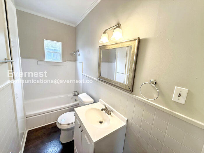 Building Photo - 318 Oregon St