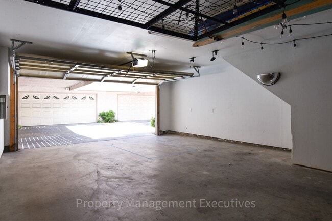 Building Photo - Renovated 2 Bedroom, 2.5 Bath Townhome