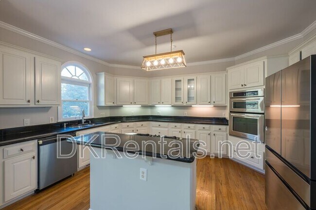 Building Photo - 841 Lakeglen Dr