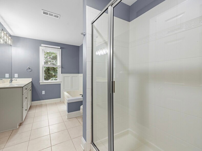 Secondary Bathroom 1 w/shower - 11607 Fawn Lake Pky