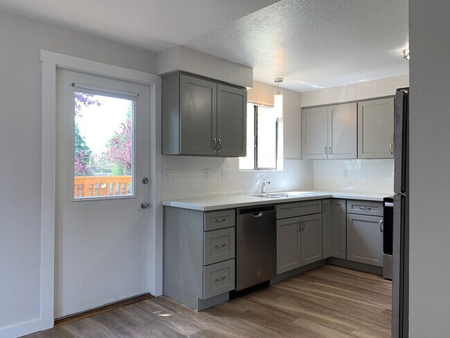 Building Photo - 3109 NE 11th Pl