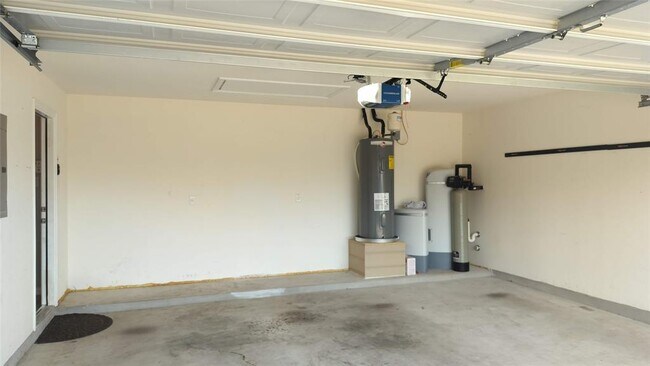 Building Photo - 1000 Farmhouse Dr