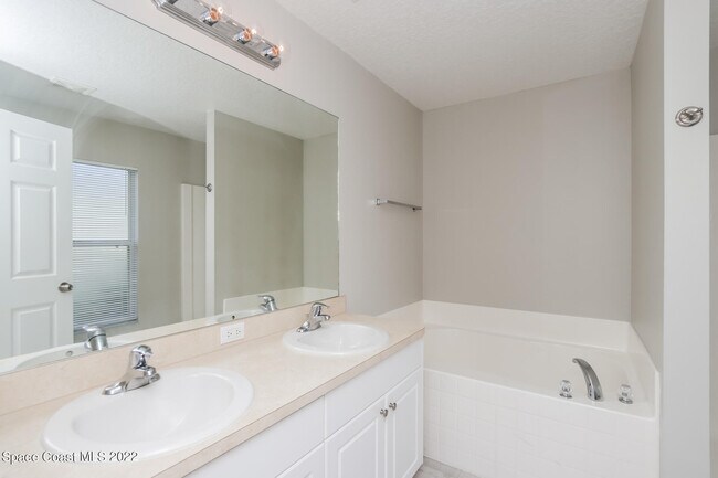 Building Photo - 5690 Cinnamon Fern Blvd