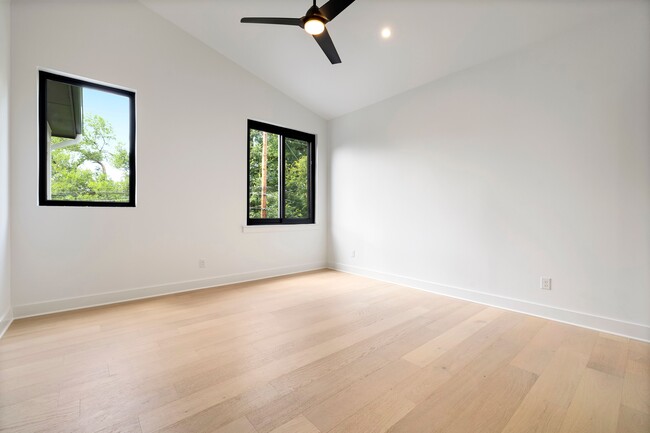 Building Photo - 2504 Bluffview Dr