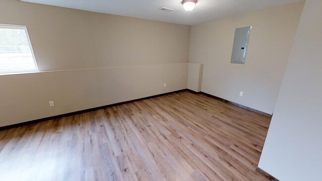 Building Photo - Luxury Townhome