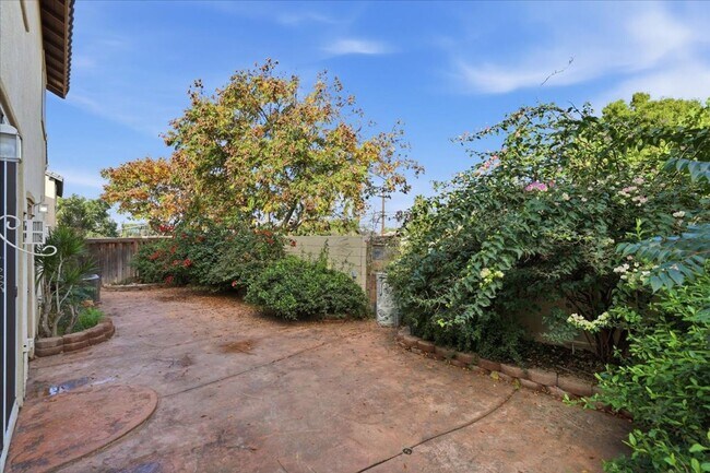 Building Photo - The Perfect Home Base Near UC Riverside