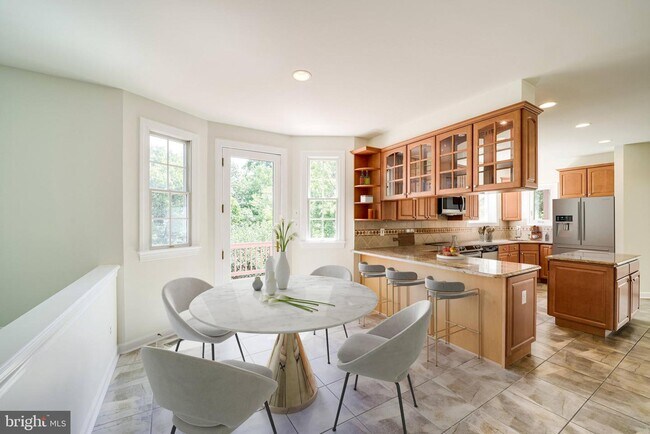 Building Photo - 6207 Woodland Lake Dr