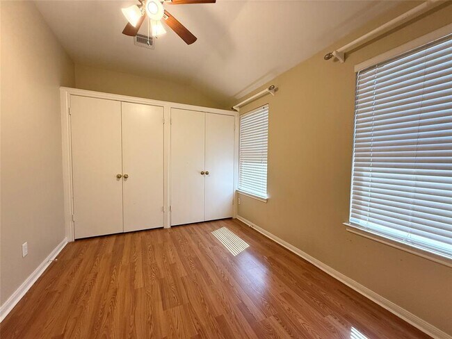 Building Photo - 2011 Lantana Dr