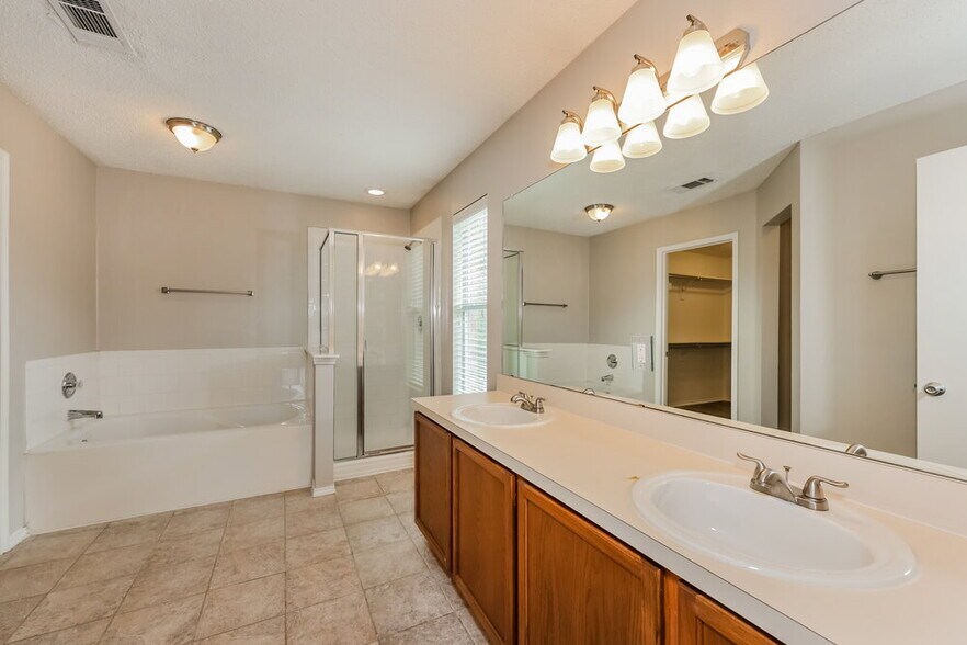 Building Photo - 819 Creekside Dr