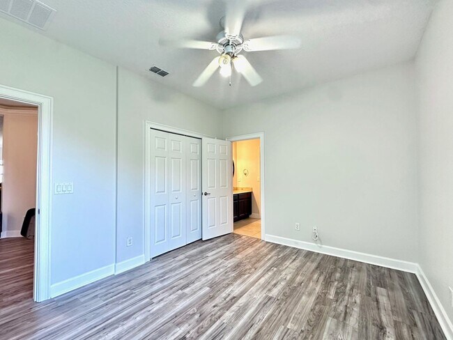 Building Photo - 95013 Poplar Way